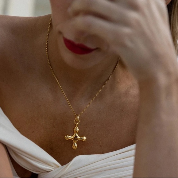Jewelry - Pendant cross necklace